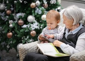 Les Jeunes Parents Aident À Déballer Le Premier Cadeau De Noël De Leur  Nouveau-né. Un Tout-petit Garçon Reçoit Son Premier Cadeau De Noël. Banque  D'Images et Photos Libres De Droits. Image 133675895