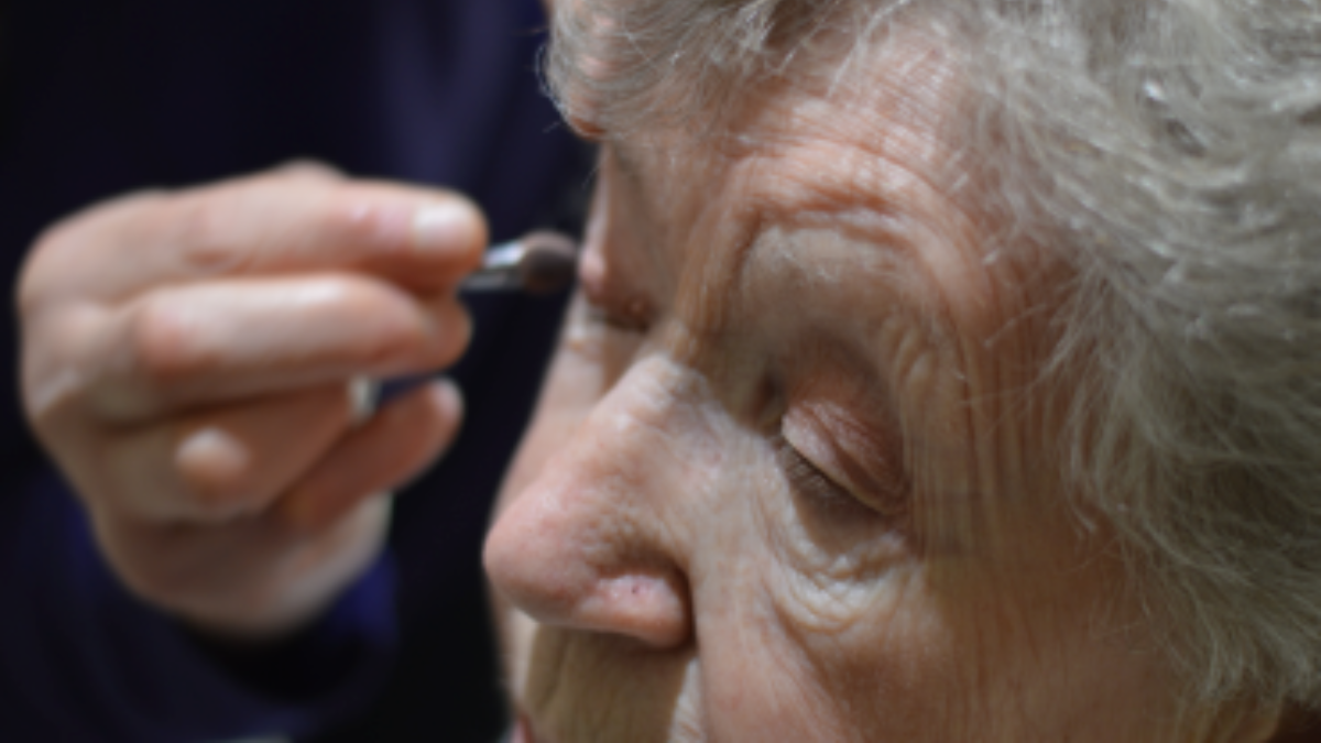 Miss Grand-mère en fête maquillage résidente