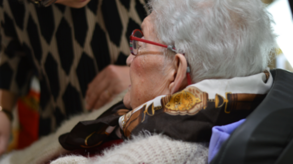 Miss Grand-mère en fête mise en beauté d'une résidente